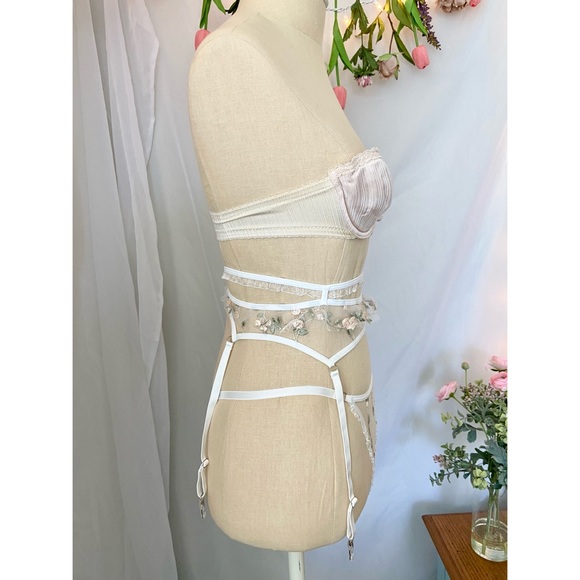 ❣️Sold❣️Floral Garter Belt & Thong Set - Picture 5 of 11